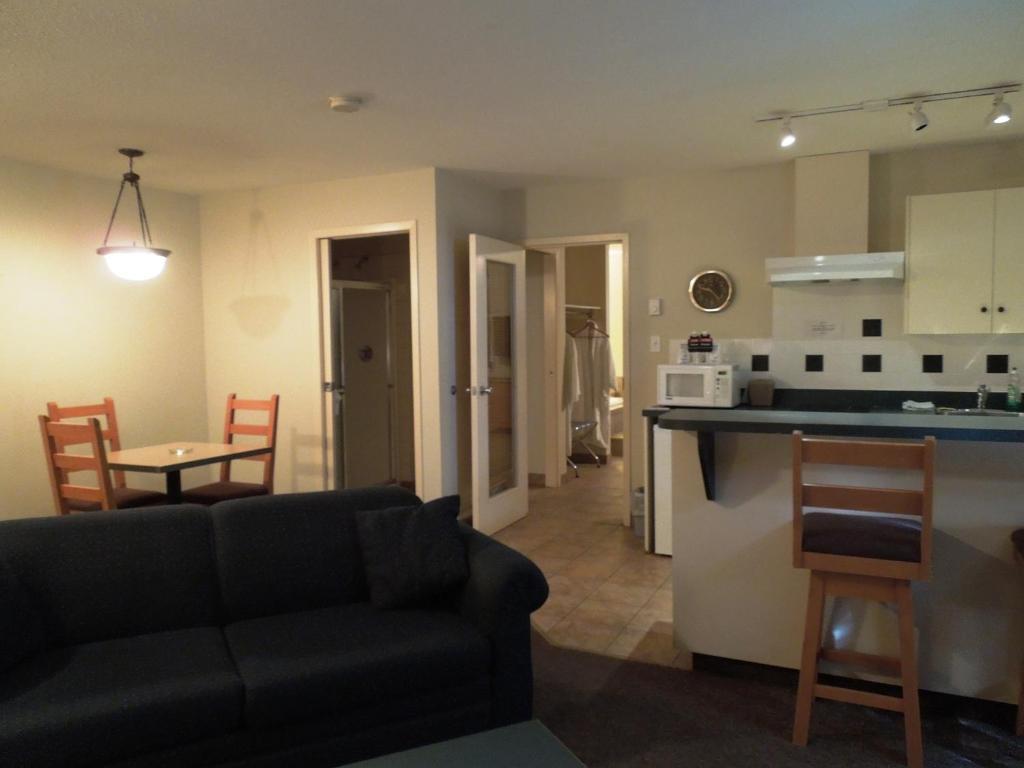Walking Eagle & 3* Rocky Mountain House